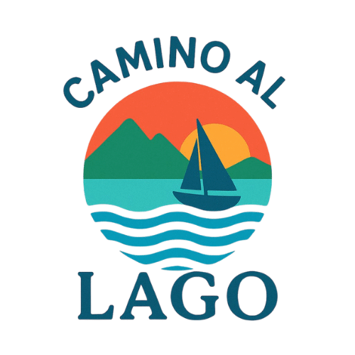 “Logotipo de Camino al Lago: círculo con sol naranja tras montañas verdes, un lago turquesa con olas estilizadas y un velero azul, acompañado del texto ‘Camino al Lago’ en azul oscuro.”
