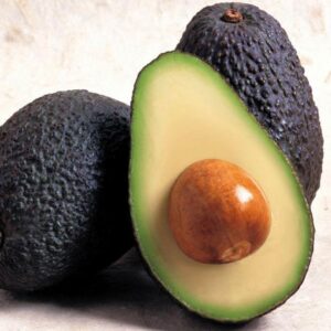 Palta Hass fresca cortada, mostrando su semilla y pulpa cremosa.